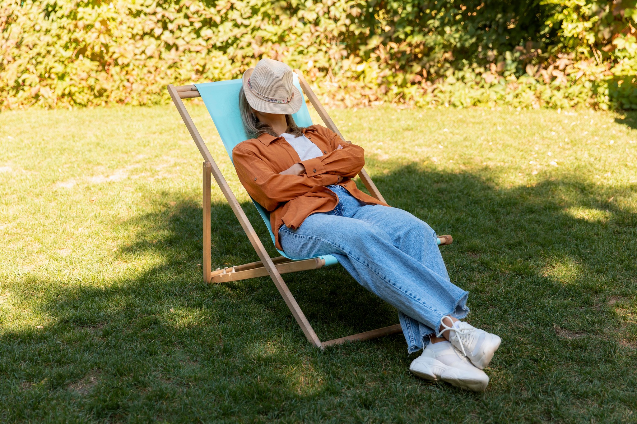 une personne dort sur un transat