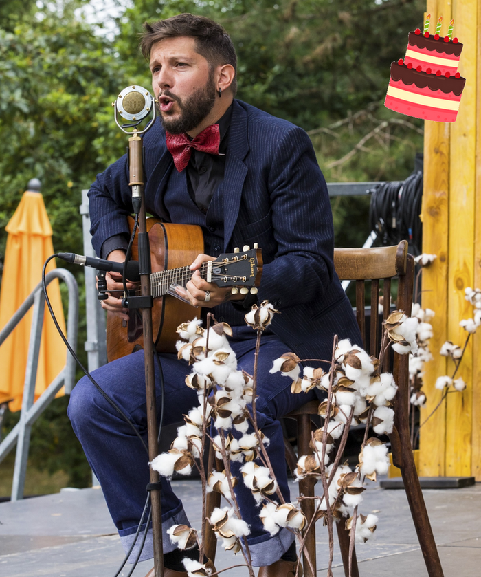 un homme joue de la guitare et chante
