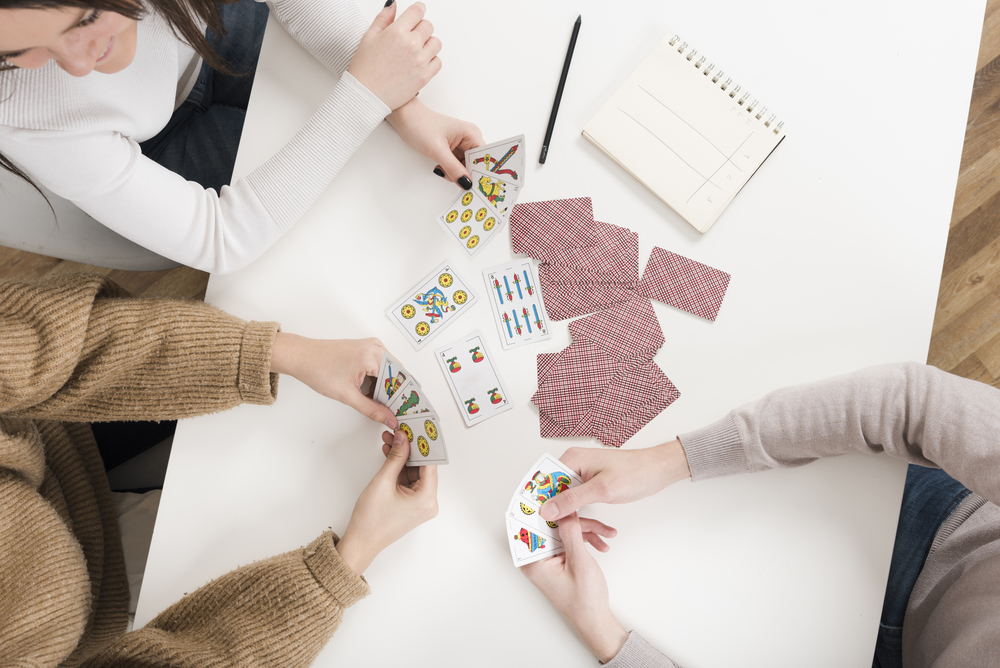 personnes jouent aux cartes