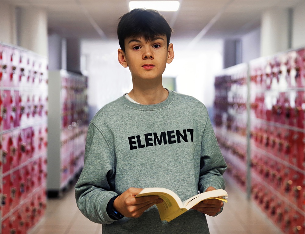 un enfant avec un livre ouvert