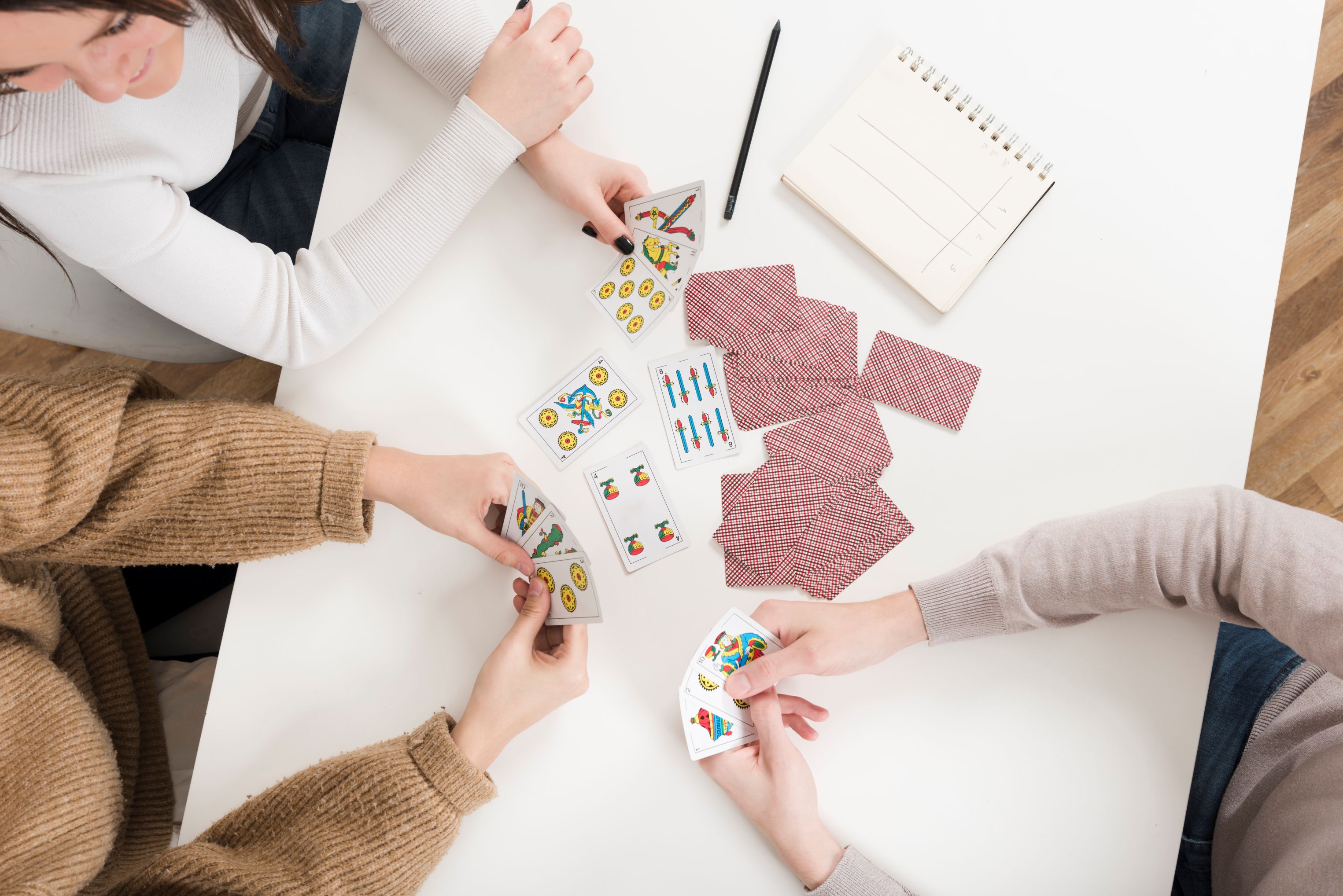 des jeunes jouent aux cartes